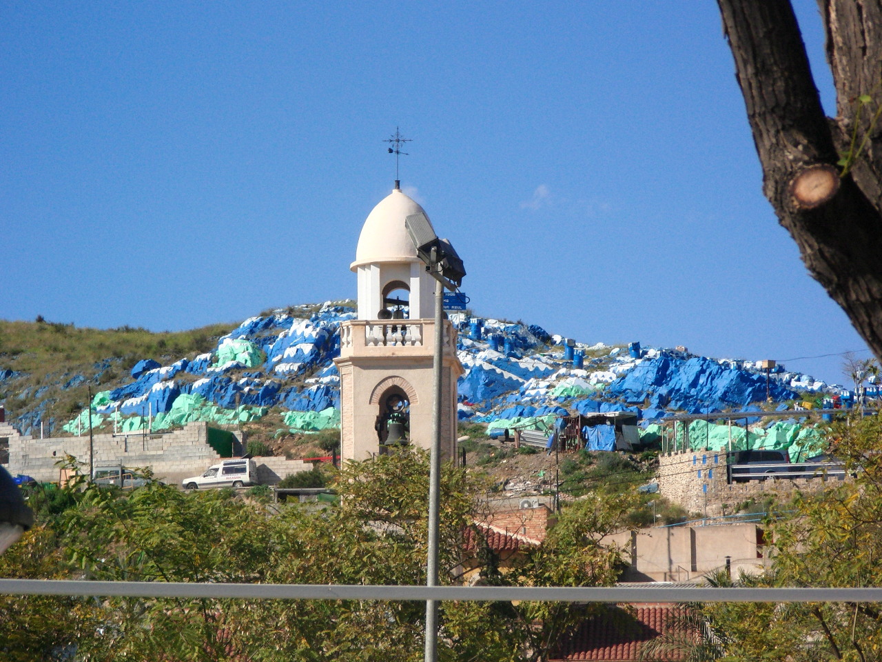 La montaña azul vista desde el jardín frente a la iglesia, fechado en 2015.