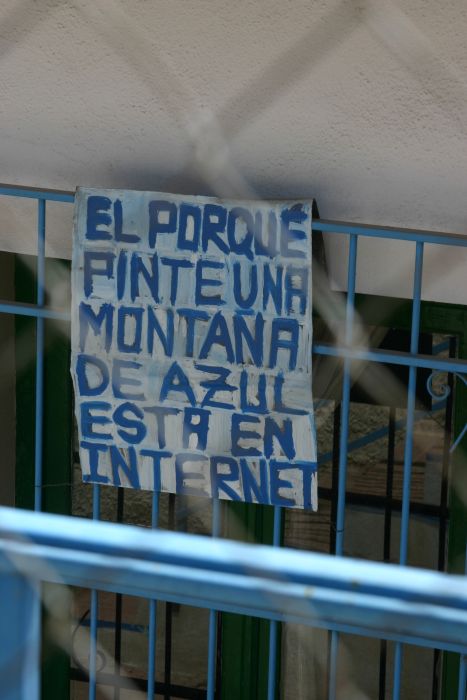 Cartel colgado en la fachada de su casa en la Calle de la Cruz, 2011.
