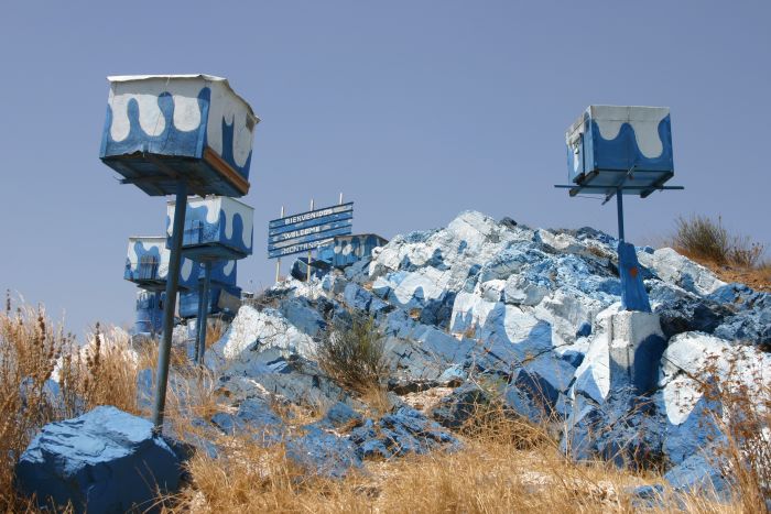 Palomares y montaña pintados, fechado en 2011.
