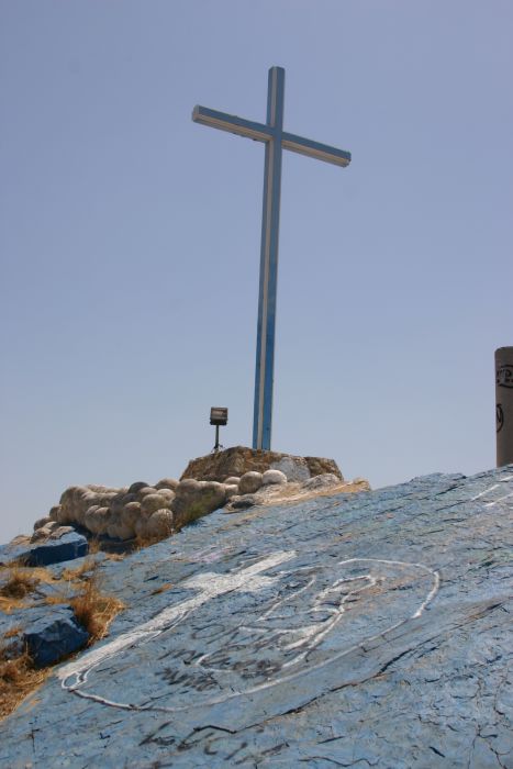 Cruz que corona la montaña, fechado en 2011.