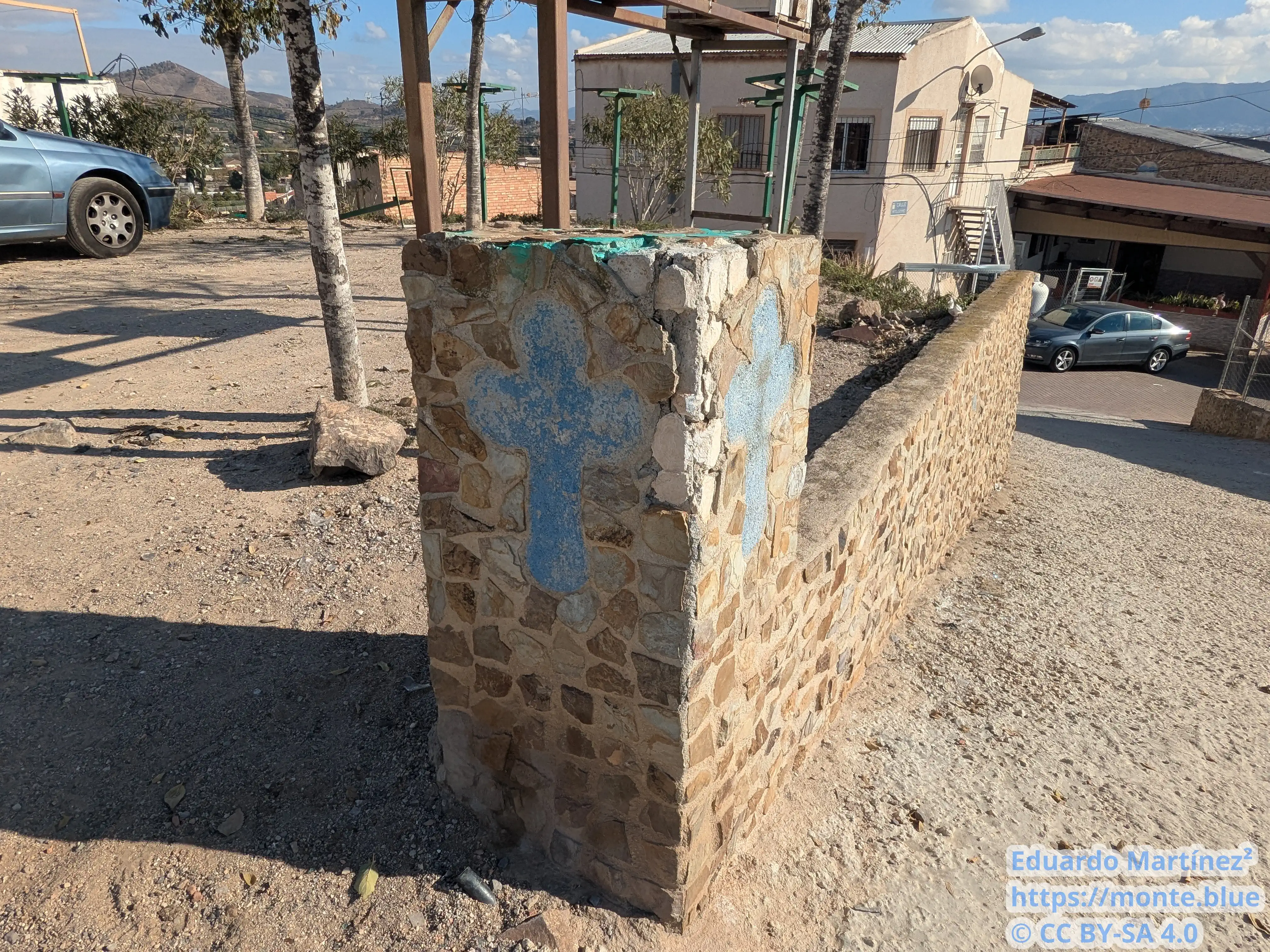 Cruz pintada en lo alto de la subida, diciembre 2024.