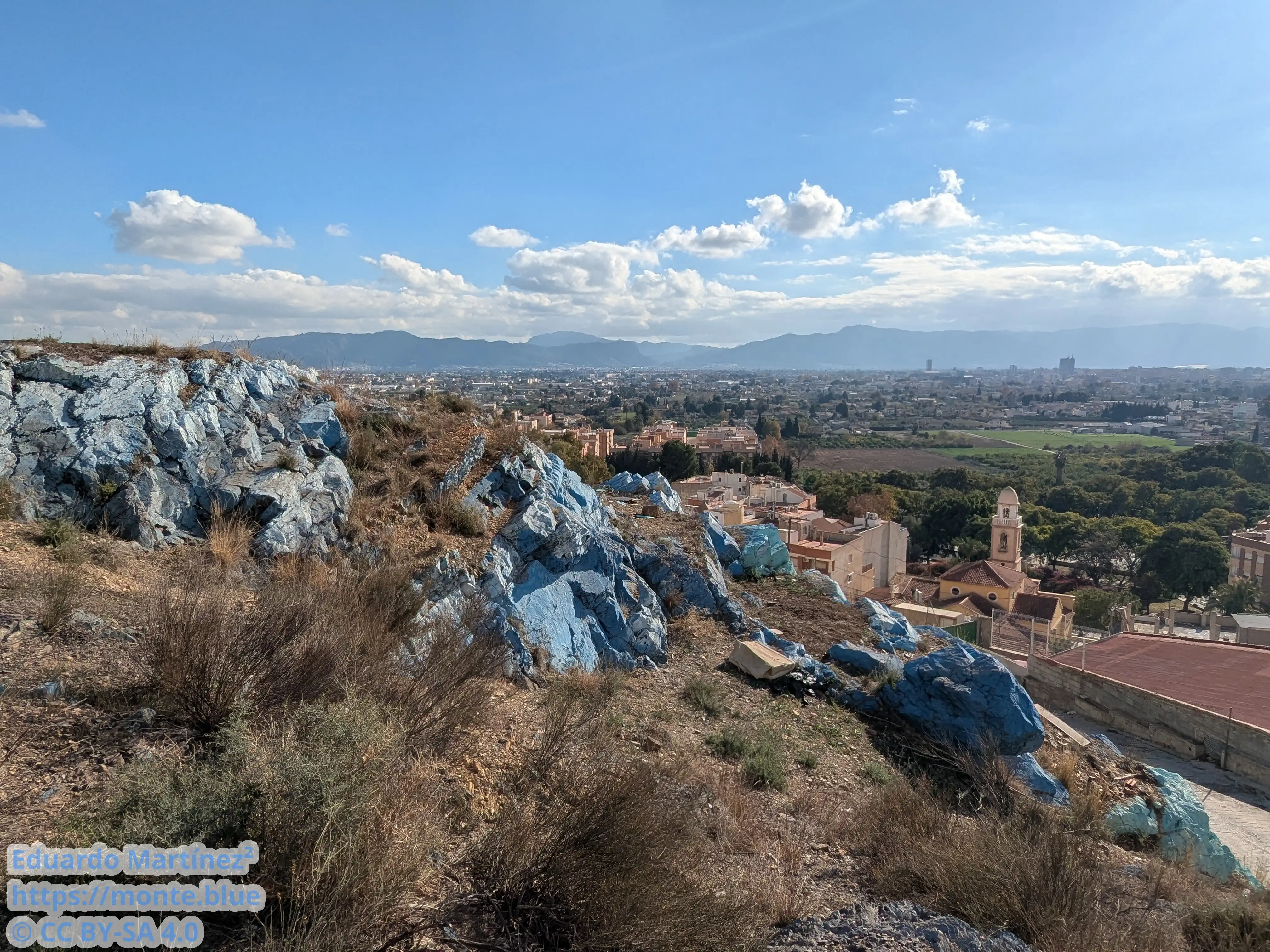 Parte lateral de la montaña vista desde arriba, diciembre 2024.