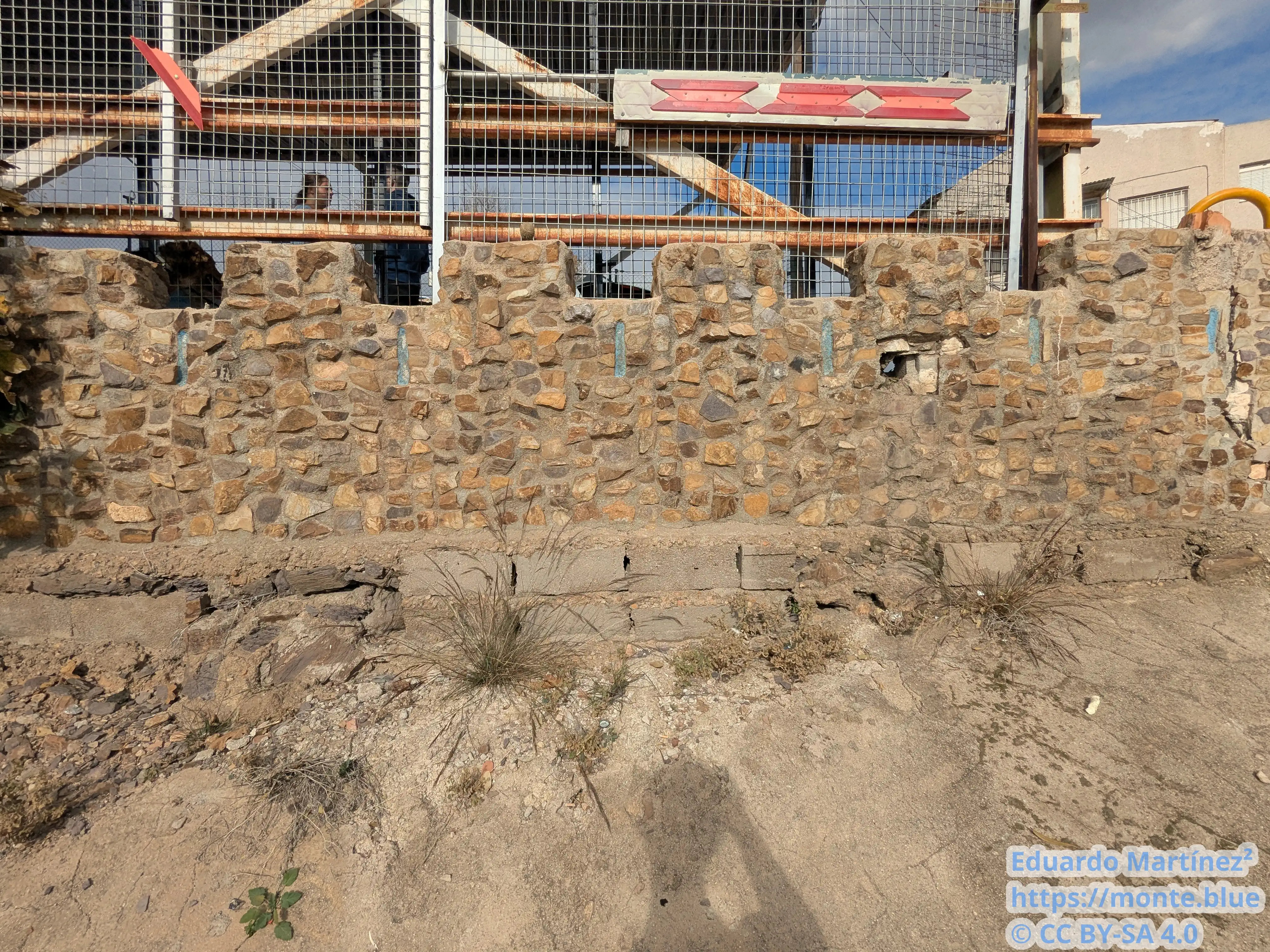 Detalles laterales del aparcamiento, diciembre 2024.