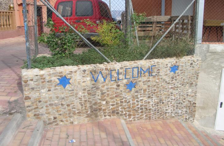 Muro con mensaje de bienvenida, 2010.