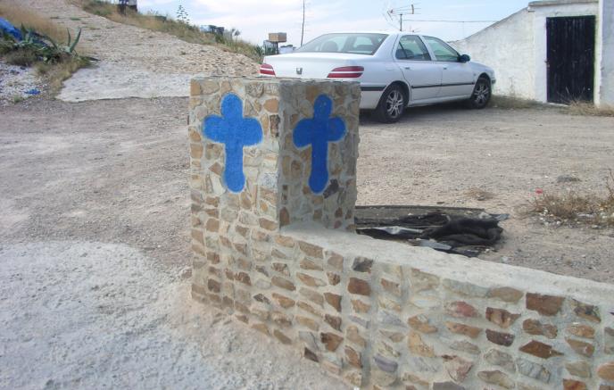 Cruz pintada en lo alto de la subida, 2010.